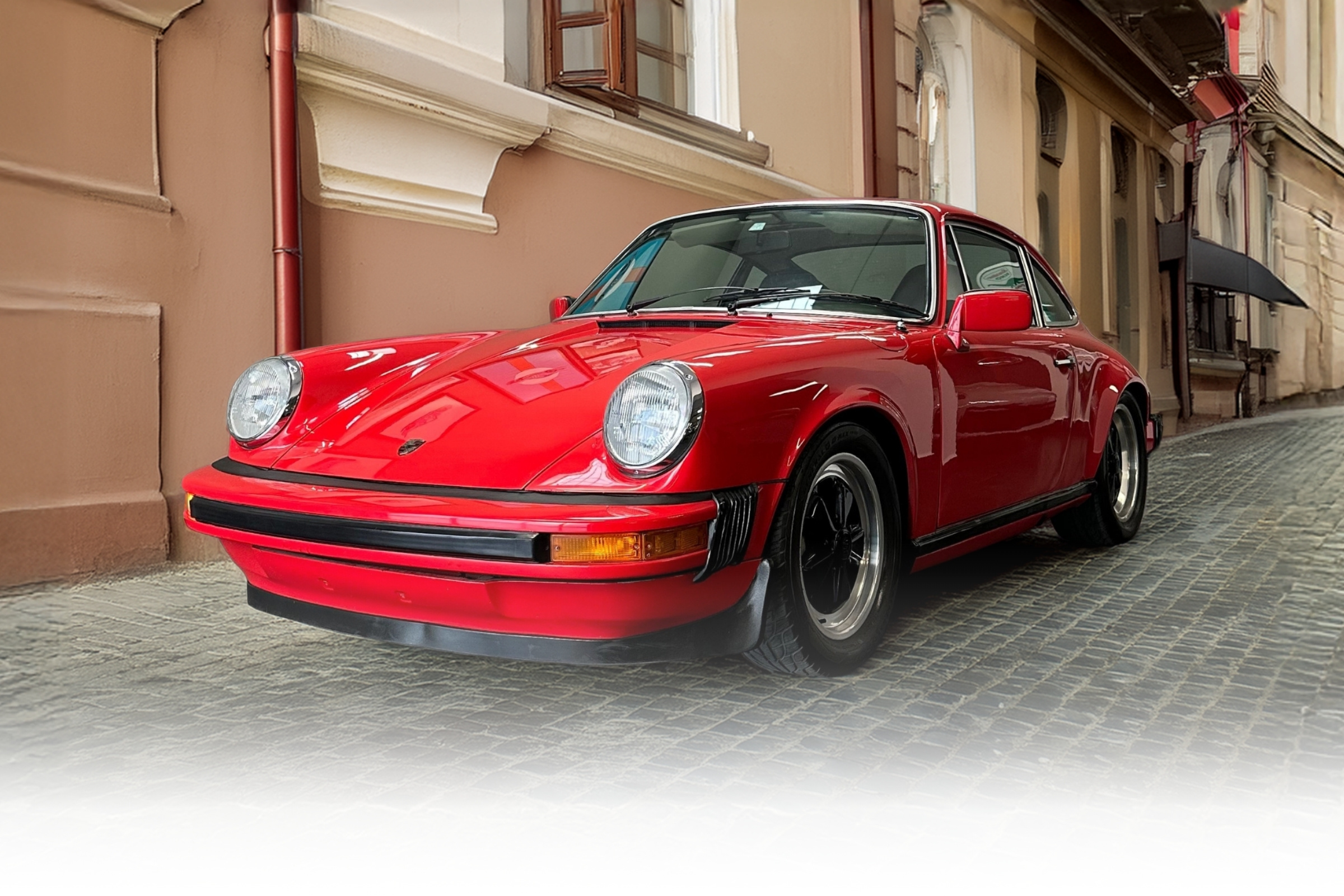 912